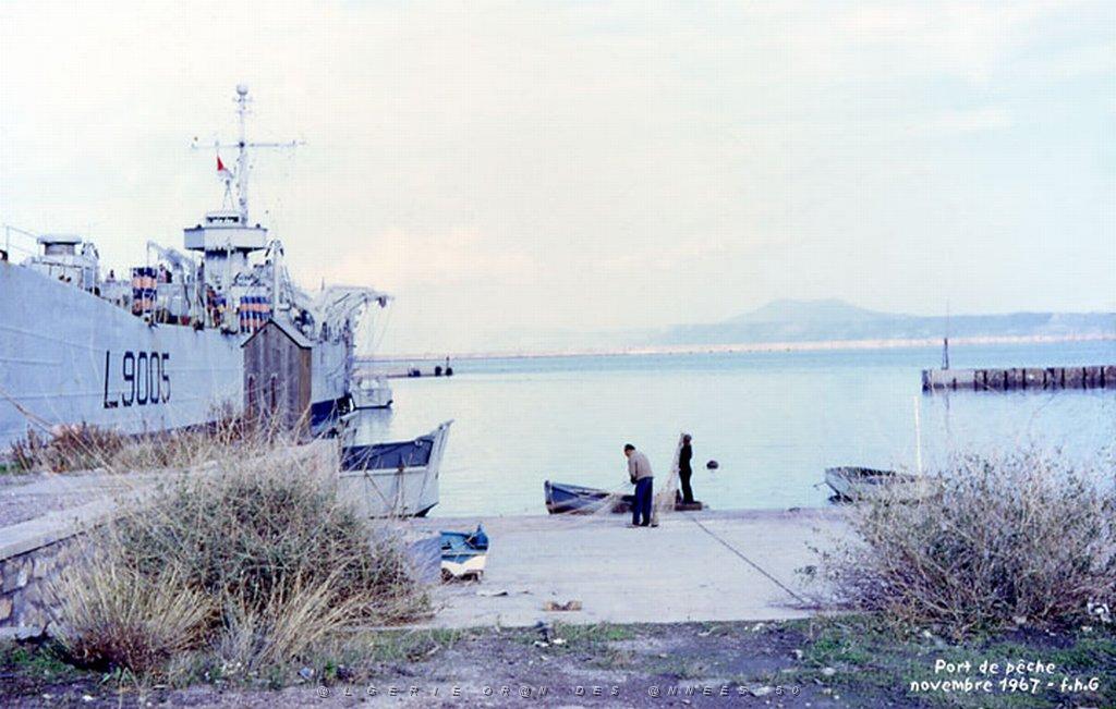 MERS EL KEBIR B LE PORT DE PECHE A COTE LE LST ODET 1967.JPG